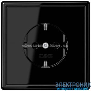 Розетка із заземленнямм та шторками JUNG LS990 чорний глянець